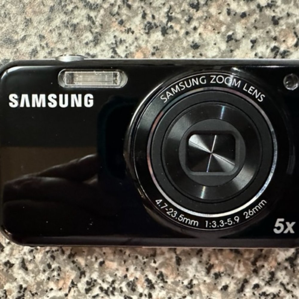 Samsung PL120 Digital Camera with Zoom Lens and Case